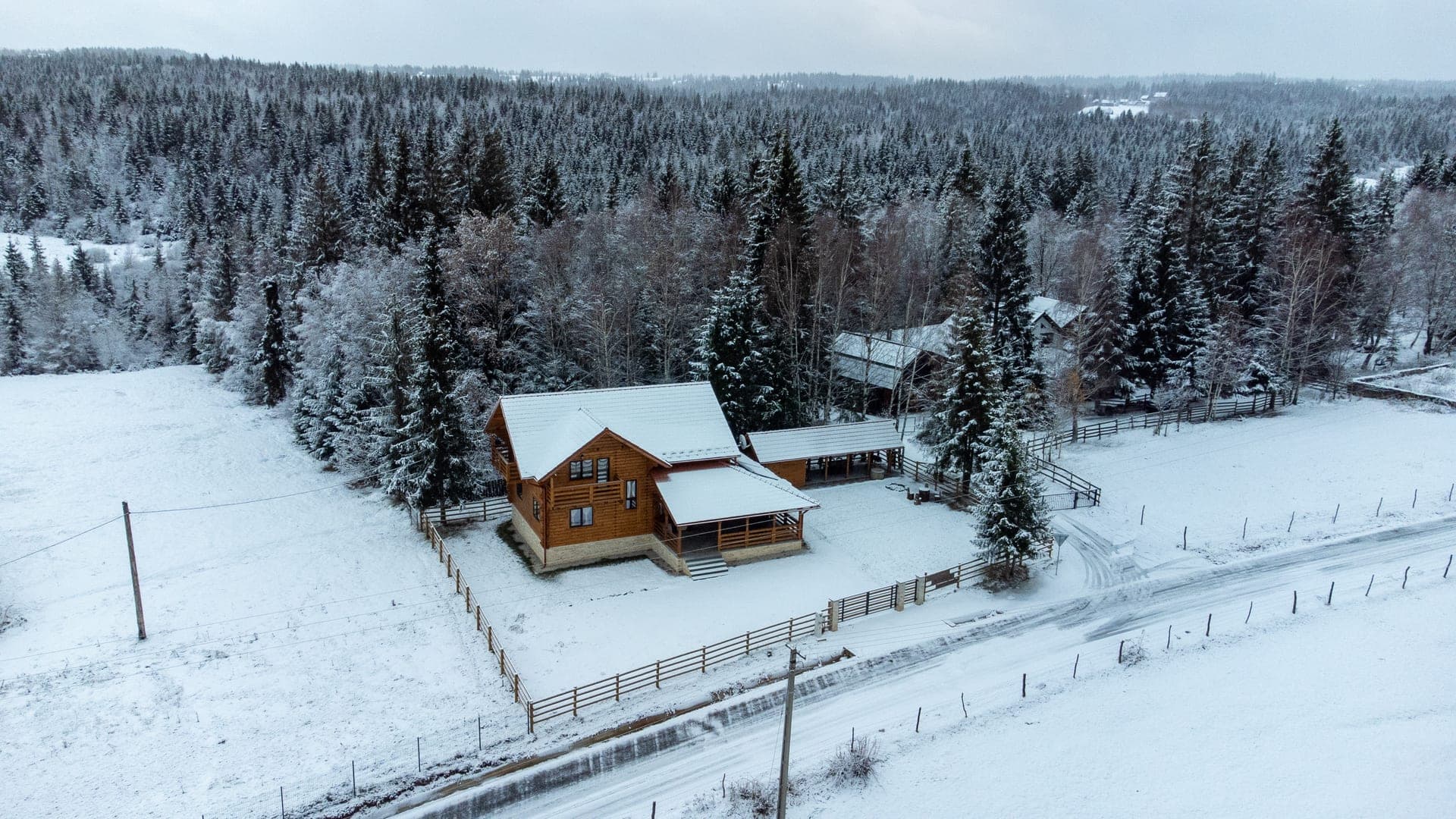 Cabana Măgura Mare télen, légi felvétel a hófödte fenyveserdővel