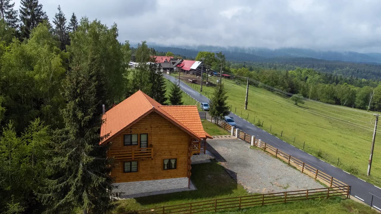 Cabana Măgura Mare vara, terasa perimetrală și foișorul cu grătar