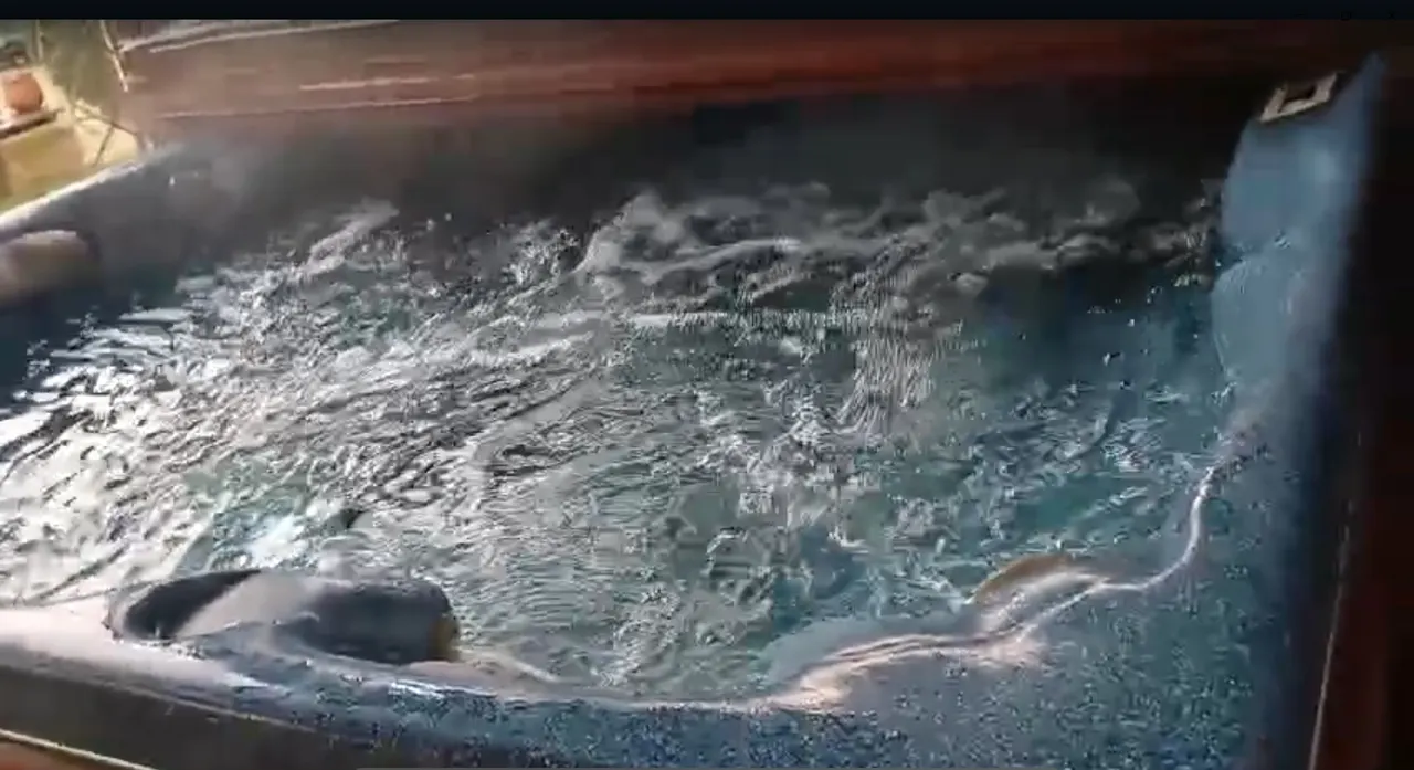 Outdoor hot tub at Cabana Măgura Mare, with views of the Apuseni Mountains